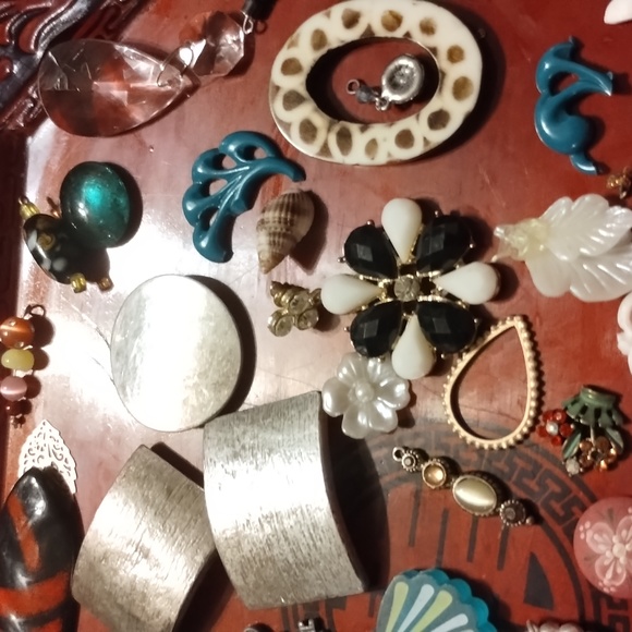 Very large vintage crafting lot of jewelry - Picture 3 of 12